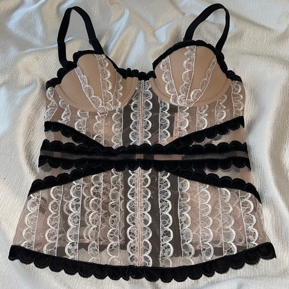 Victoria secret corset! Size 32B BNWT!! Gorgeous luxe velvet and lace trim!
